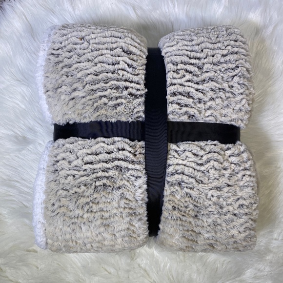 ⭐️SALE⭐️Windswept Coffee & Cream Micromink Sherpa - Picture 2 of 3